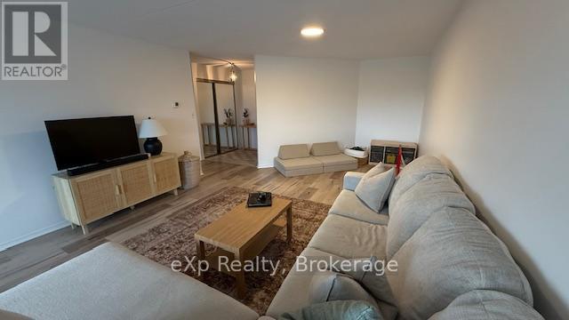 402 - 536 11th Avenue, Hanover, Ontario  N4N 2S4 - Photo 7 - X12350374
