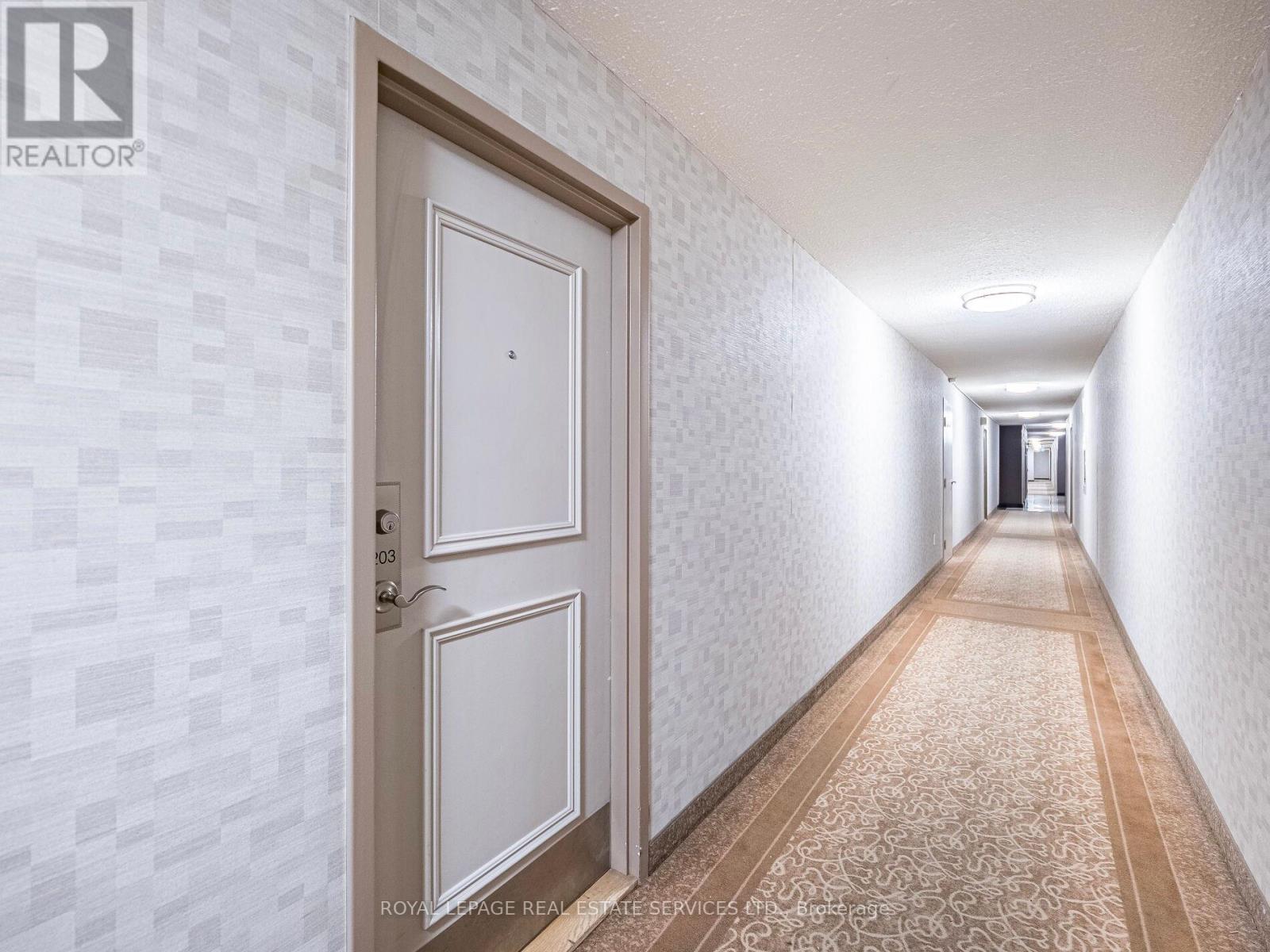 203 - 1300 Mississauga Valley Boulevard, Mississauga, Ontario L5A 3S8 - Photo 4 - W12350226
