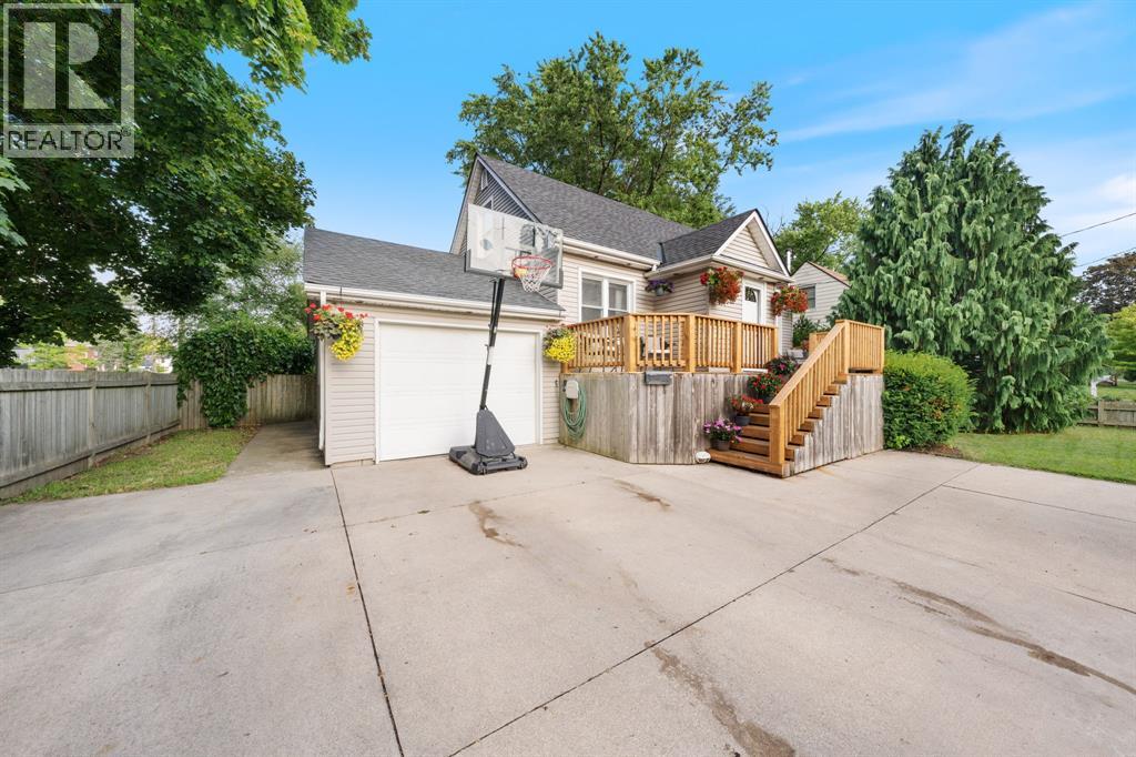 660 Elizabeth Avenue, Sarnia, Ontario  N7S 2T7 - Photo 2 - 25020955