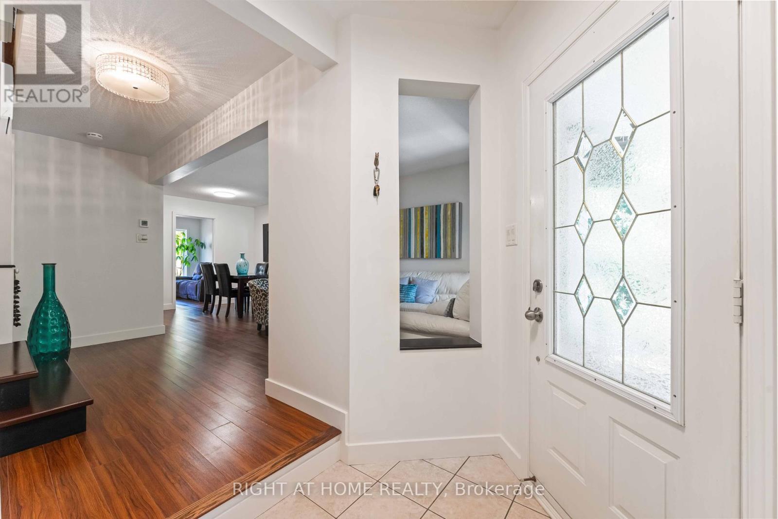 142 Blackdome Crescent, Ottawa, Ontario  K2T 1A7 - Photo 3 - X12350412