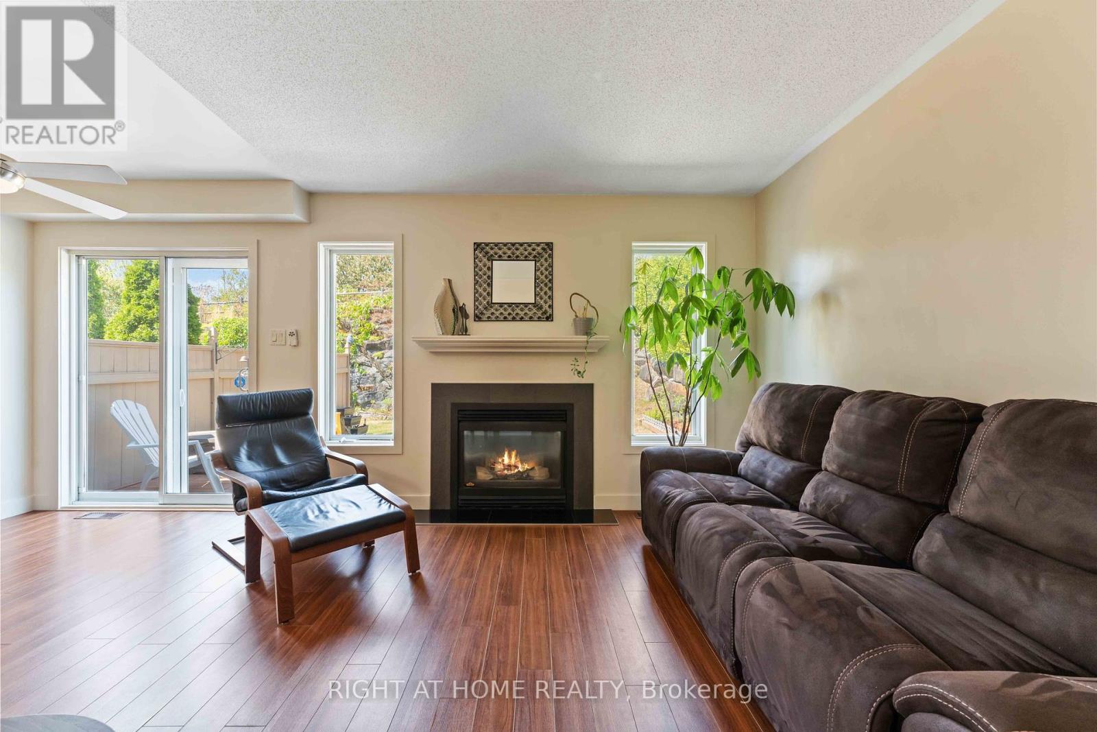 142 Blackdome Crescent, Ottawa, Ontario  K2T 1A7 - Photo 4 - X12350412
