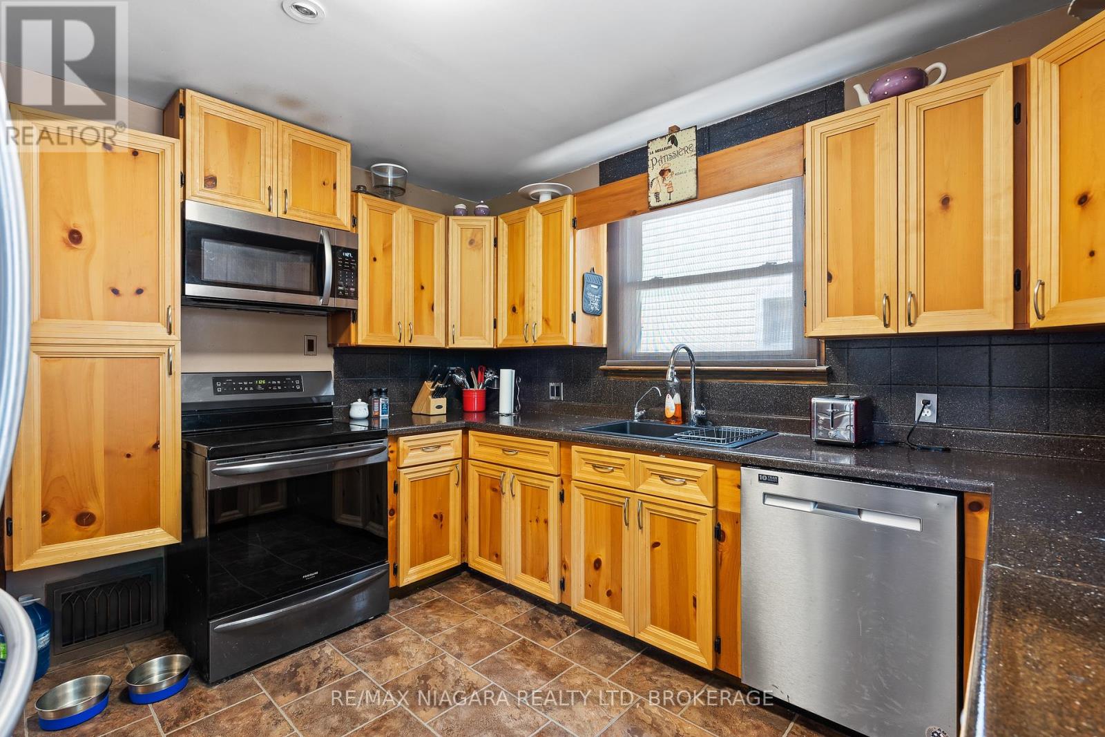 39 Seymour Avenue, St. Catharines, Ontario  L2P 1A5 - Photo 9 - X12337830