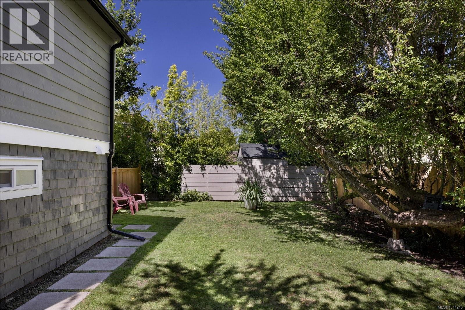 Property at 3075 Albany St image 3