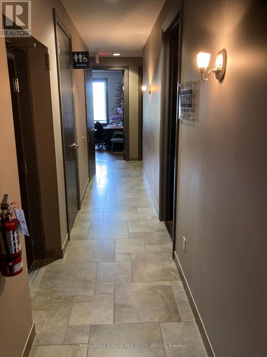 1066 Brant Street, Burlington, Ontario  L7R 2J9 - Photo 13 - W12350389