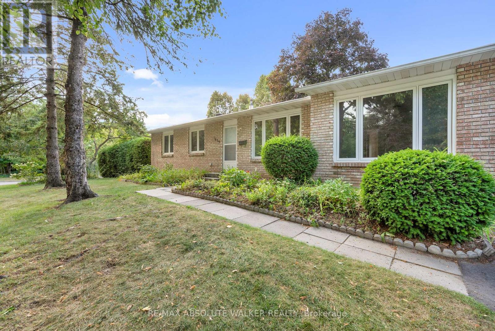 1439 Metz Crescent, Ottawa, Ontario  K1K 3Z9 - Photo 2 - X12350511