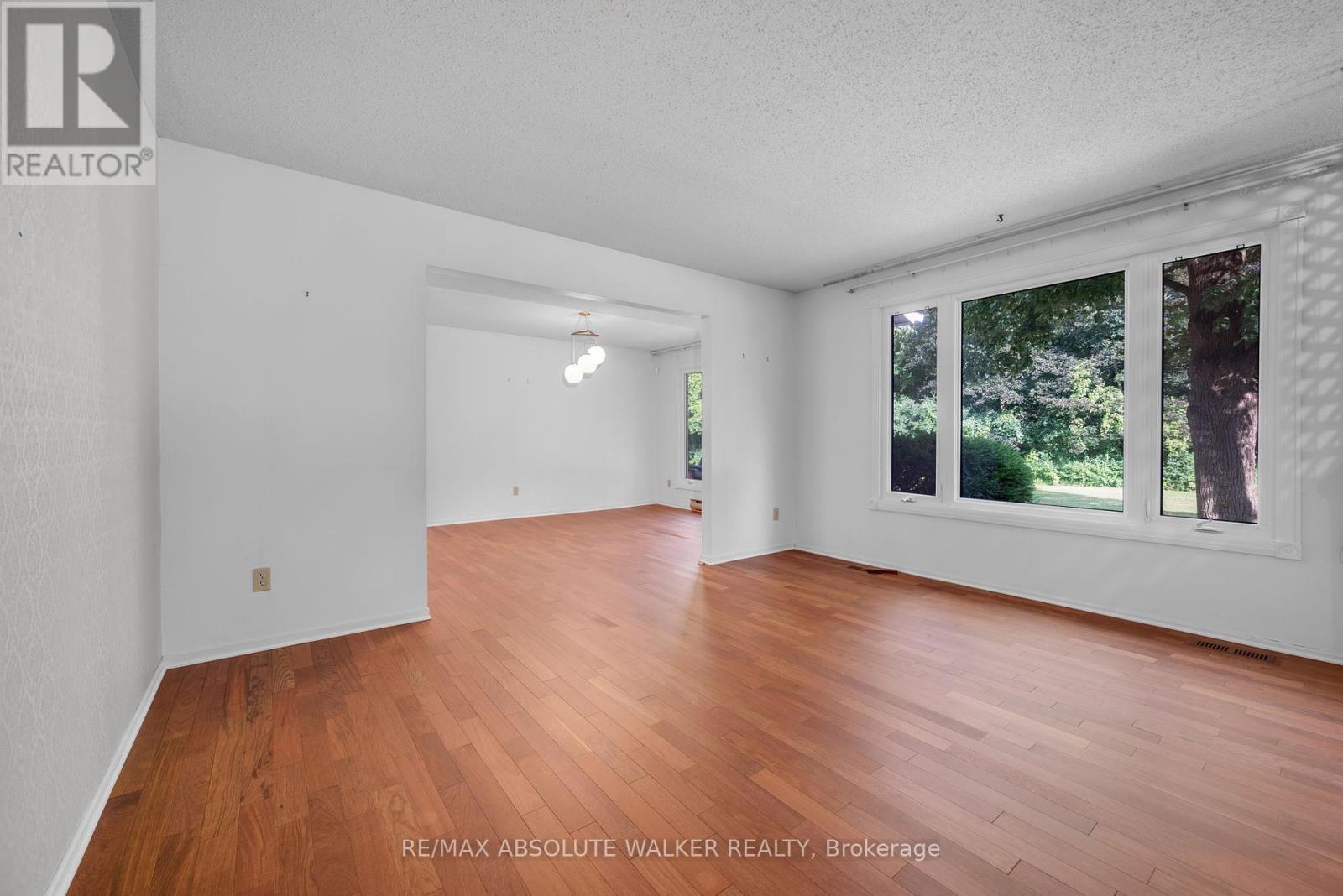 1439 Metz Crescent, Ottawa, Ontario  K1K 3Z9 - Photo 4 - X12350511