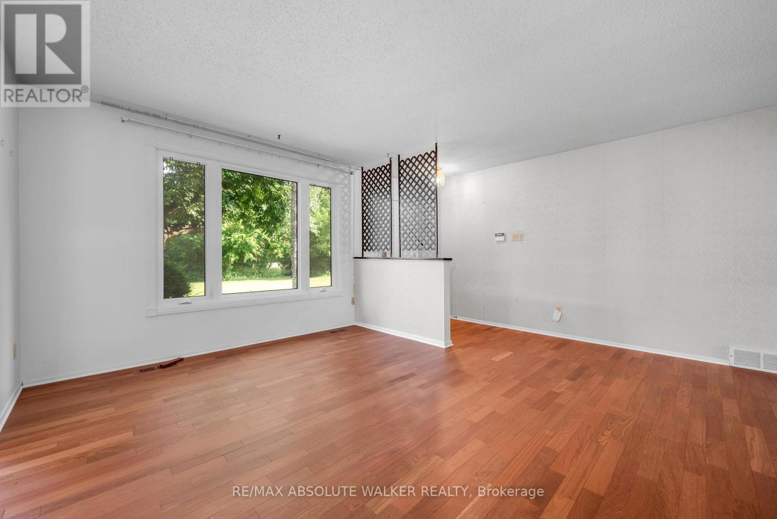 1439 Metz Crescent, Ottawa, Ontario  K1K 3Z9 - Photo 5 - X12350511