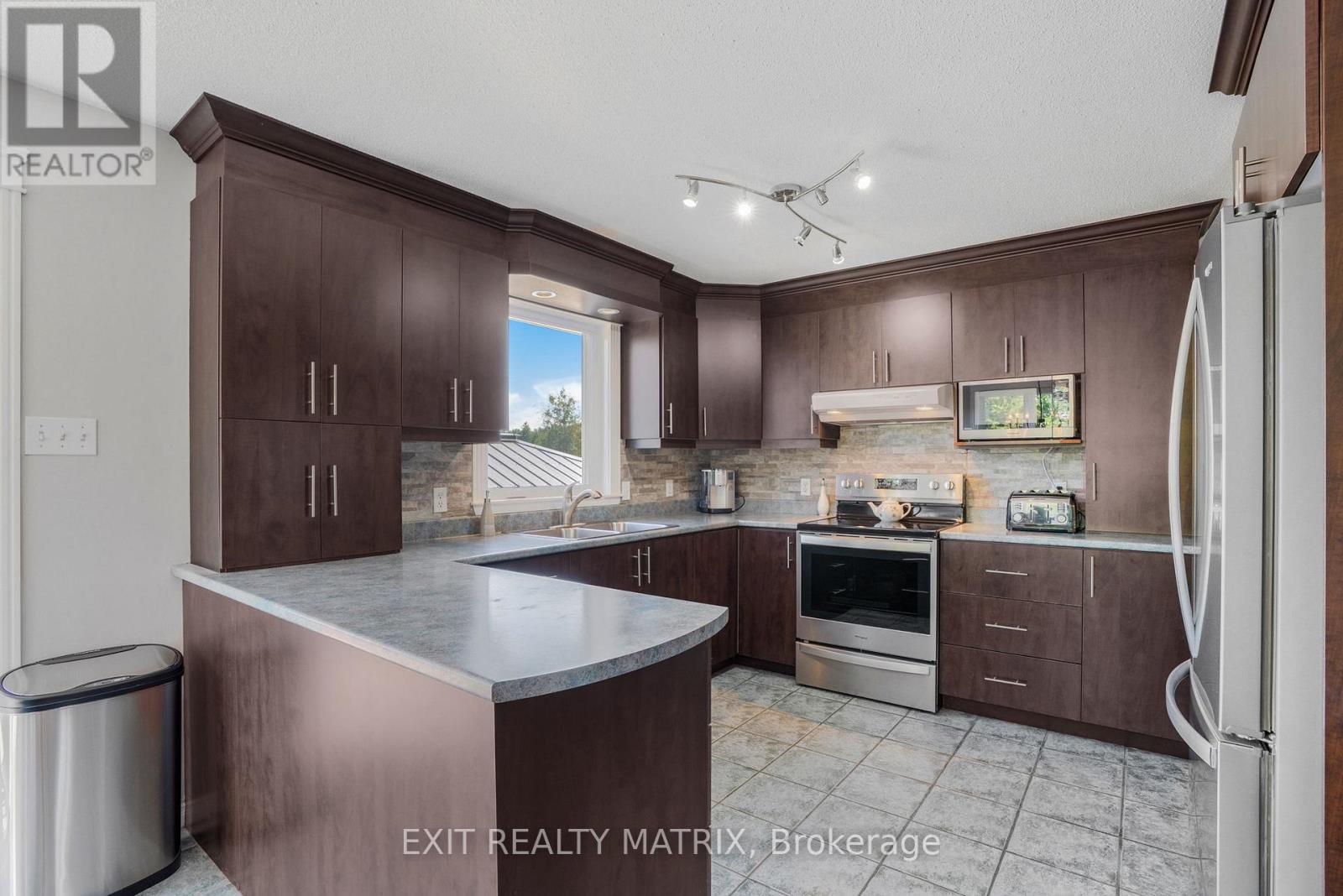 1526 Sandy Hill Road, Champlain, Ontario  K6A 2R2 - Photo 12 - X12350552