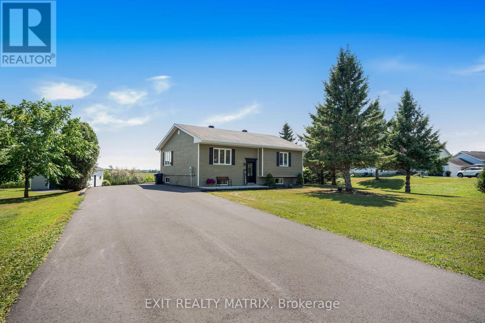 1526 Sandy Hill Road, Champlain, Ontario  K6A 2R2 - Photo 2 - X12350552