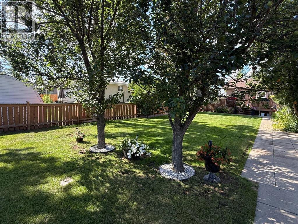 11 Virginia Avenue, Whitecourt, Alberta  T7S 1H2 - Photo 36 - A2247958