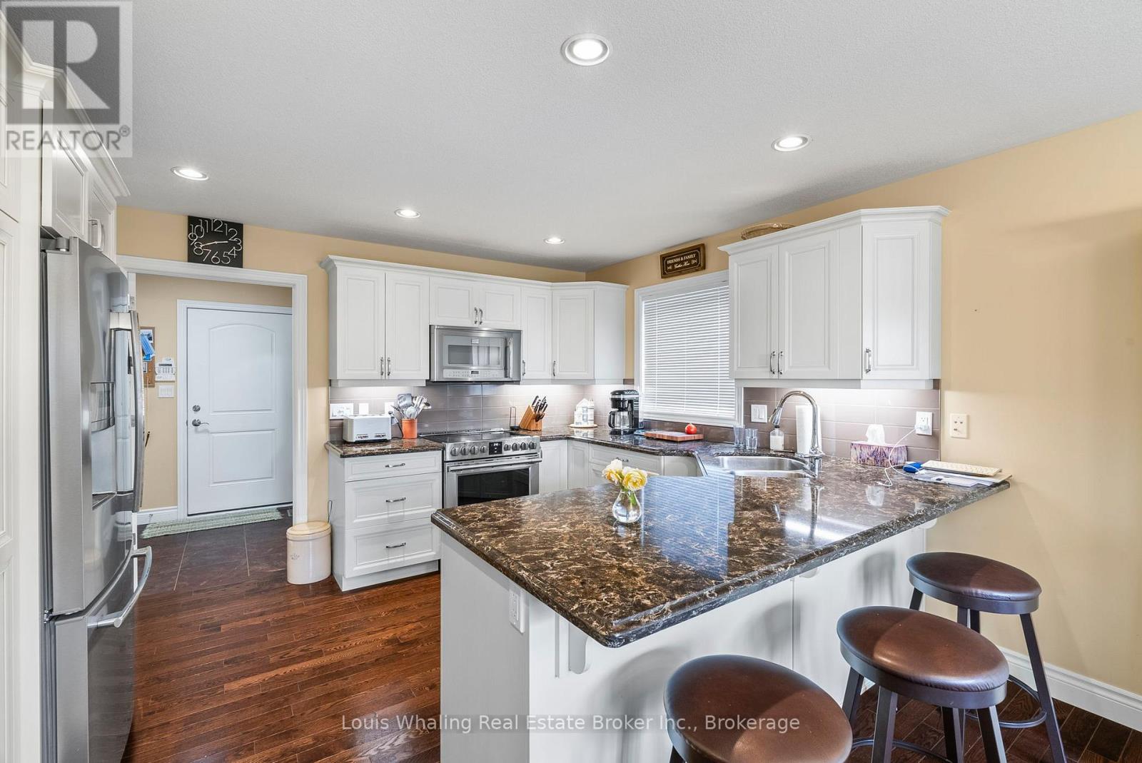 112 12th Avenue A Avenue, Hanover, Ontario  N4N 3T9 - Photo 8 - X12348001
