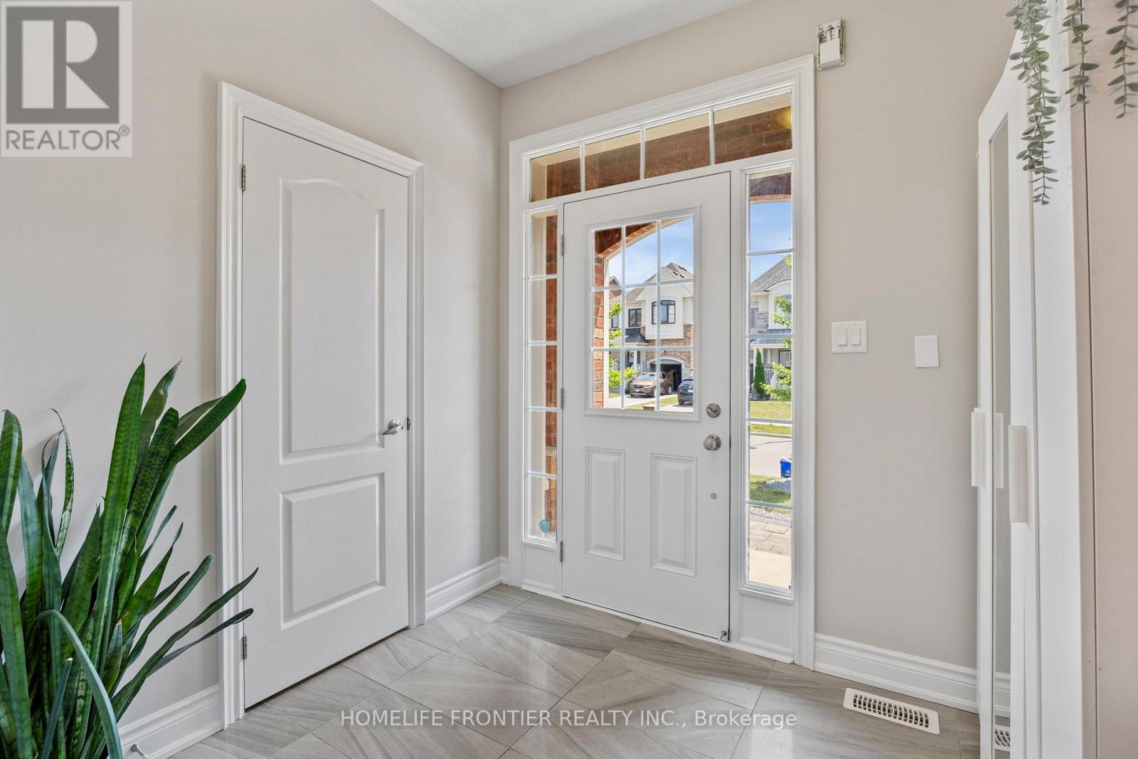 10 Festival Court, East Gwillimbury (Sharon), Ontario  L9N 0N8 - Photo 10 - N12350483