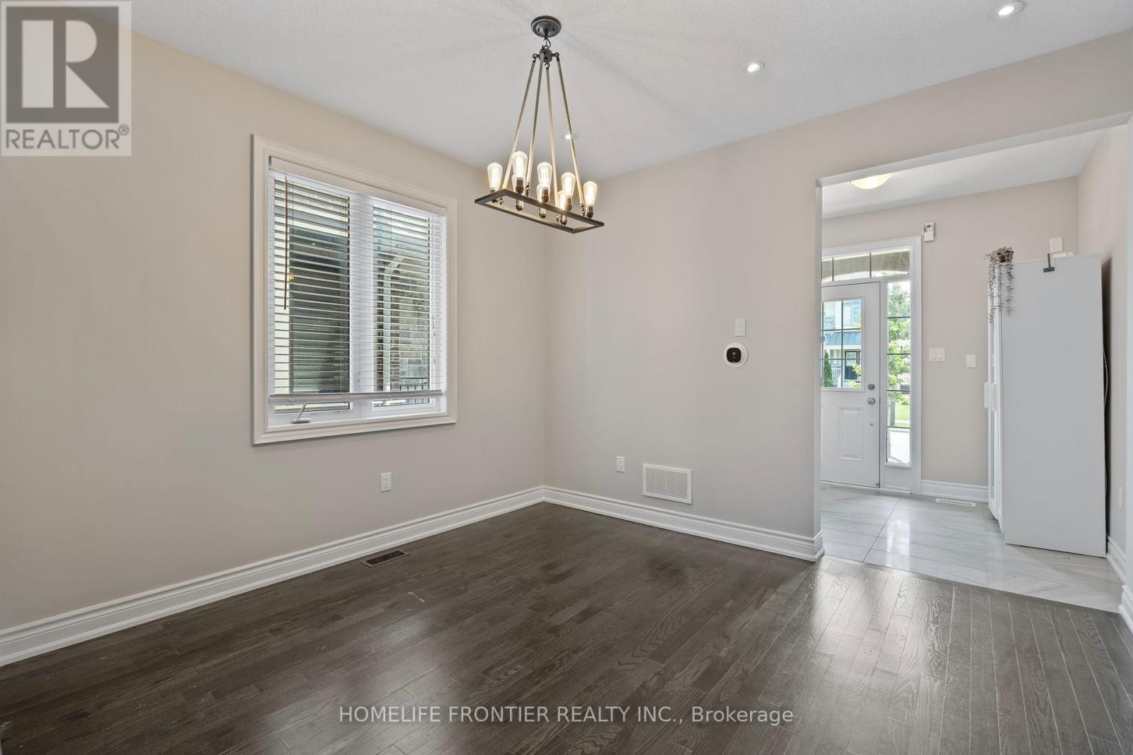 10 Festival Court, East Gwillimbury (Sharon), Ontario  L9N 0N8 - Photo 11 - N12350483