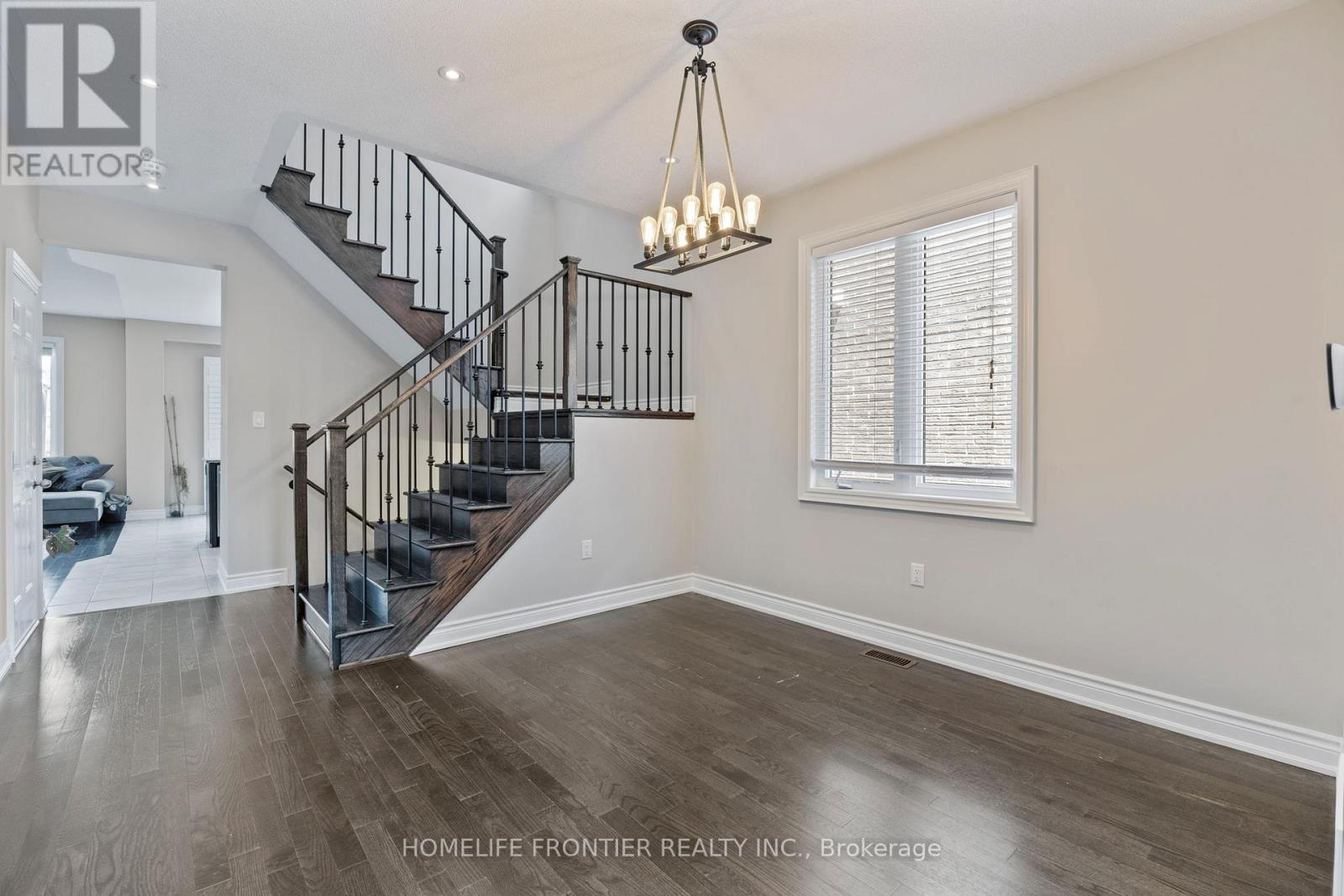 10 Festival Court, East Gwillimbury (Sharon), Ontario  L9N 0N8 - Photo 12 - N12350483