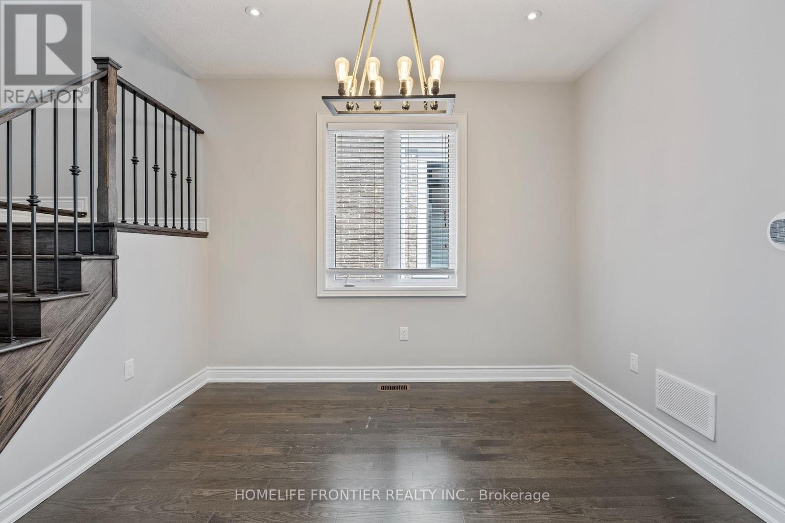 10 Festival Court, East Gwillimbury (Sharon), Ontario  L9N 0N8 - Photo 13 - N12350483