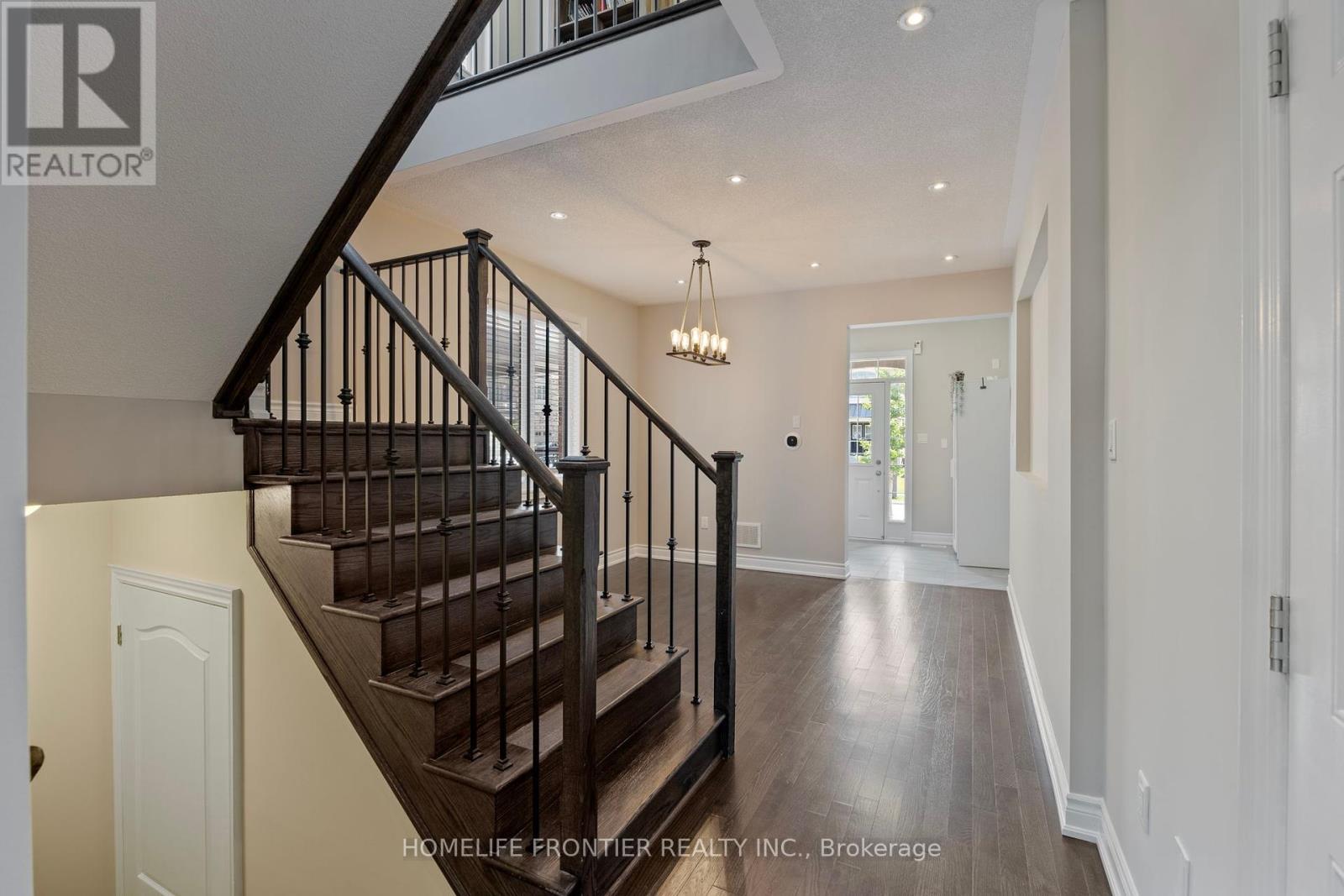 10 Festival Court, East Gwillimbury (Sharon), Ontario  L9N 0N8 - Photo 15 - N12350483