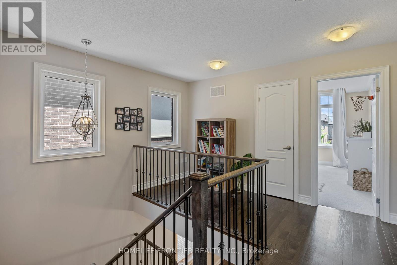 10 Festival Court, East Gwillimbury (Sharon), Ontario  L9N 0N8 - Photo 29 - N12350483