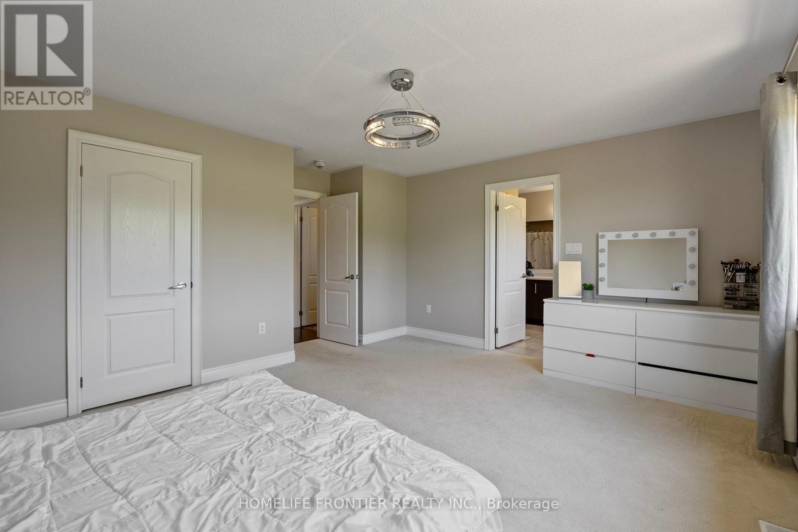 10 Festival Court, East Gwillimbury (Sharon), Ontario  L9N 0N8 - Photo 34 - N12350483