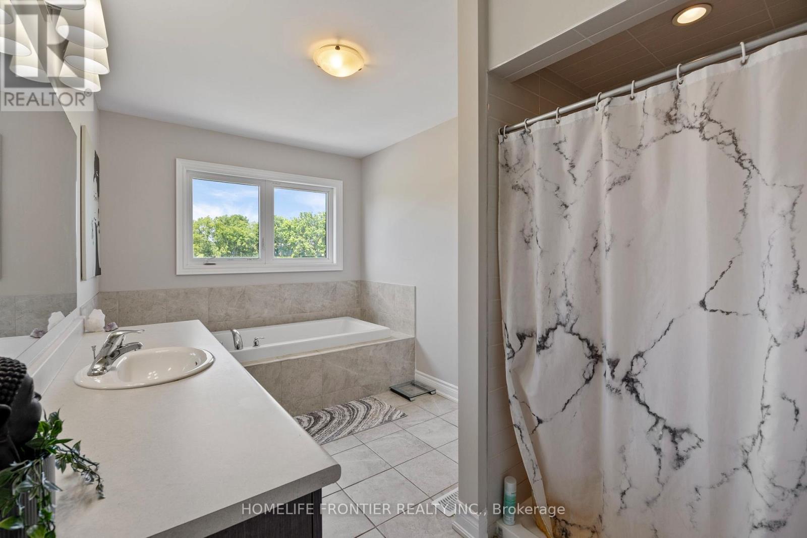 10 Festival Court, East Gwillimbury (Sharon), Ontario  L9N 0N8 - Photo 36 - N12350483