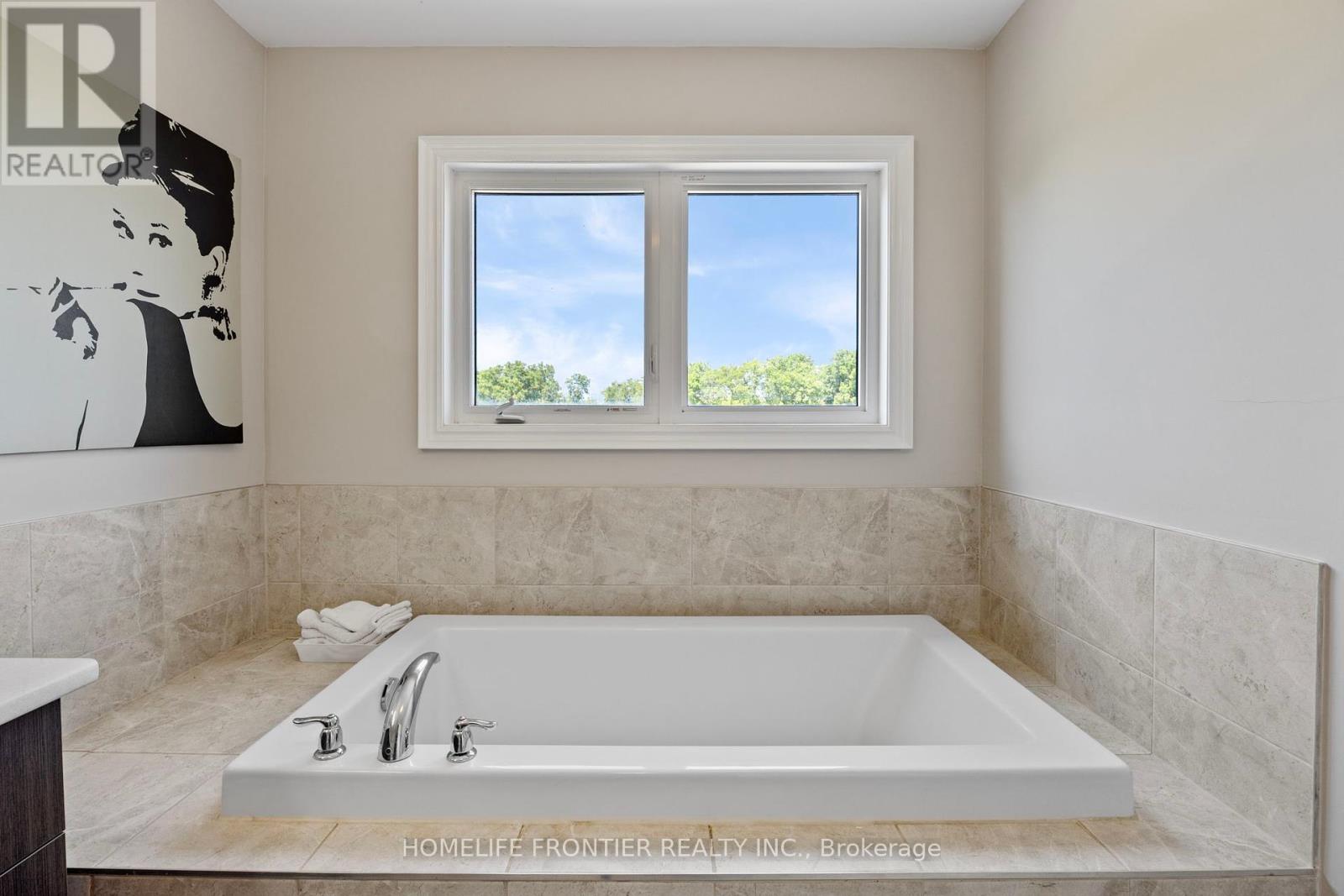 10 Festival Court, East Gwillimbury (Sharon), Ontario  L9N 0N8 - Photo 37 - N12350483