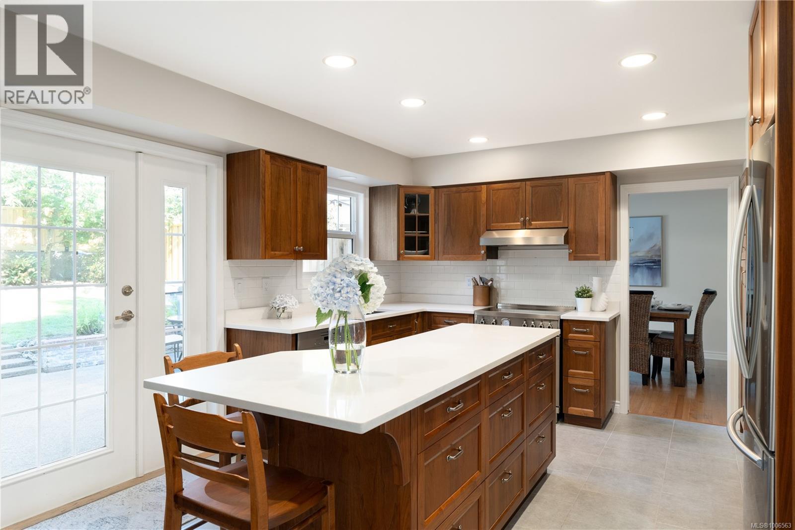 Property at 900 Richmond Ave image 1