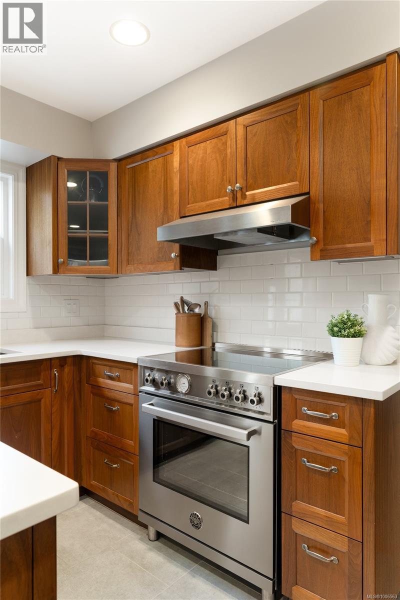 Property at 900 Richmond Ave image 3
