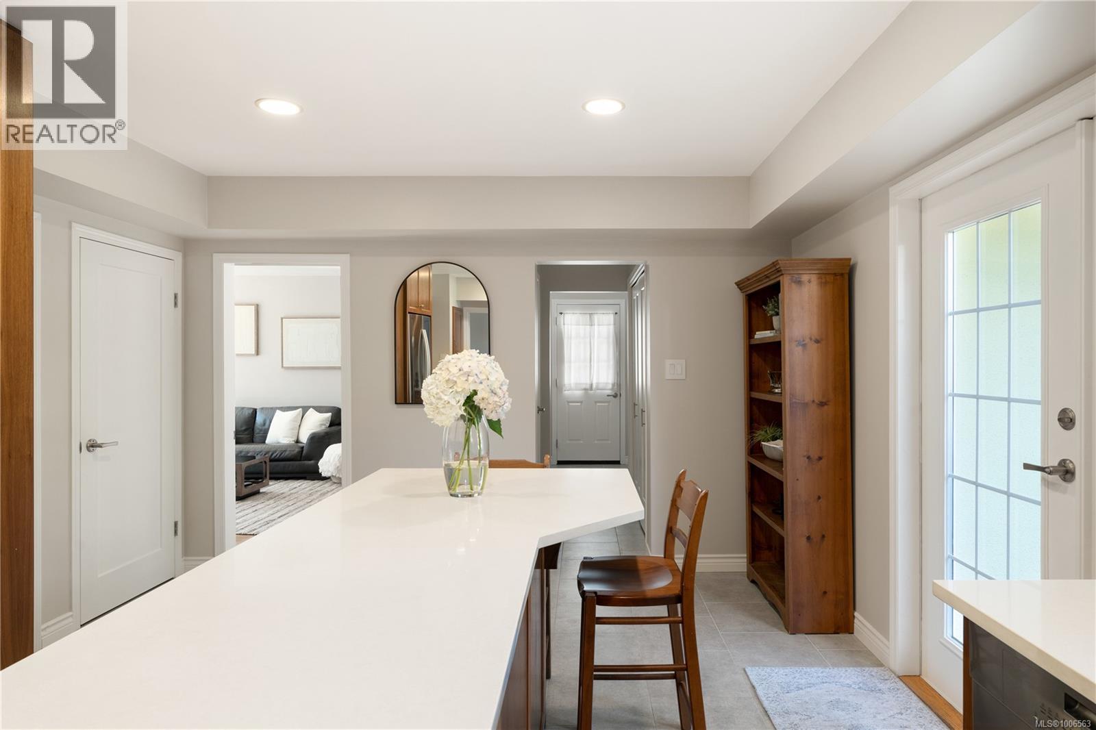 Property at 900 Richmond Ave image 5