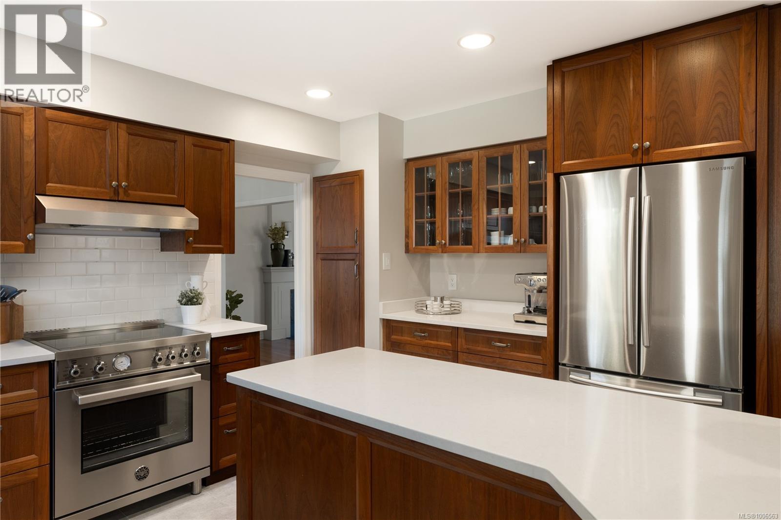 Property at 900 Richmond Ave image 2