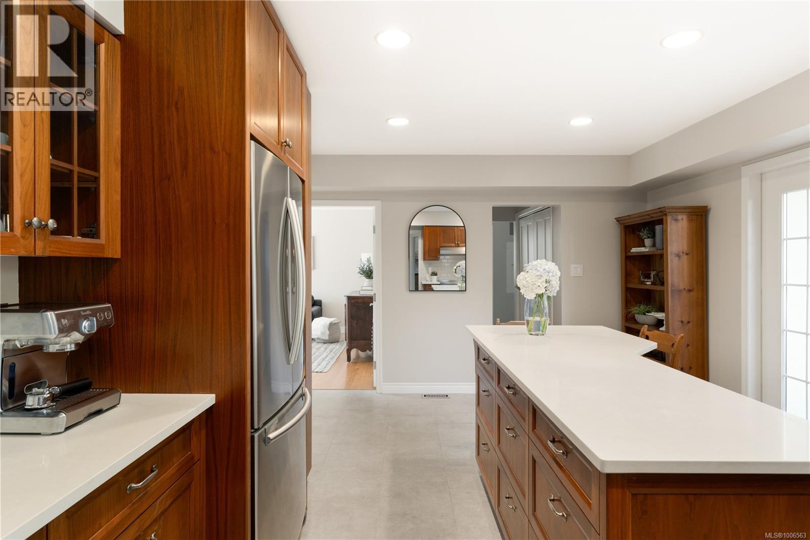 Property at 900 Richmond Ave image 4