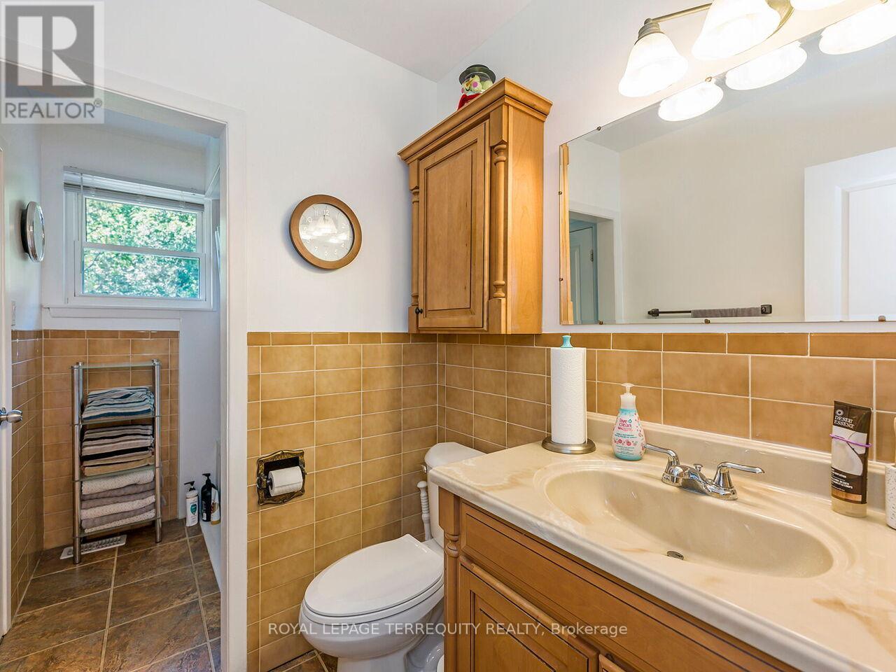 21 Pylon Place, Toronto (Elms-Old Rexdale), Ontario  M9W 2P3 - Photo 10 - W12350569