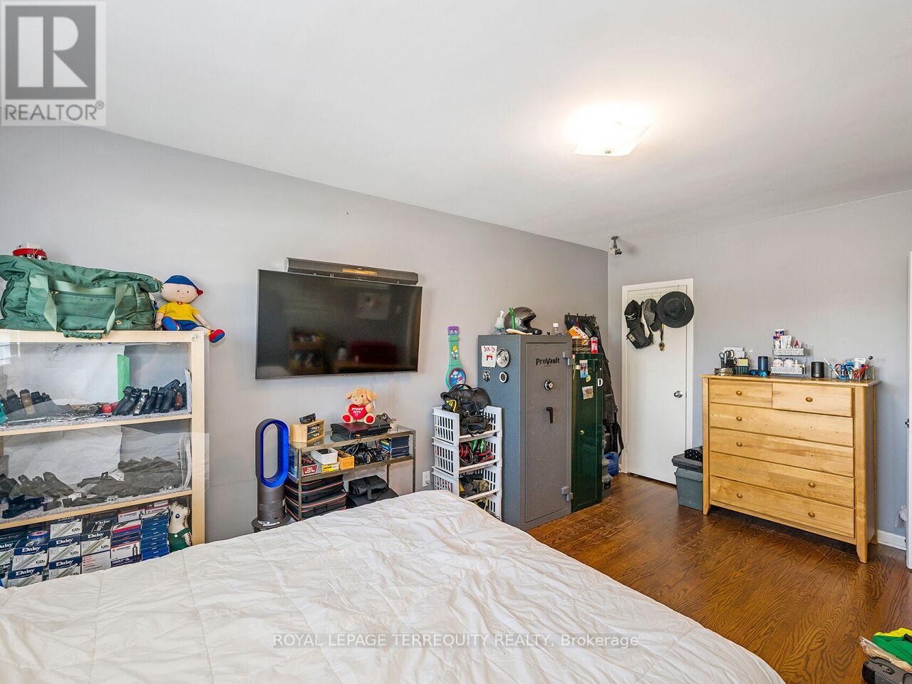 21 Pylon Place, Toronto (Elms-Old Rexdale), Ontario  M9W 2P3 - Photo 13 - W12350569