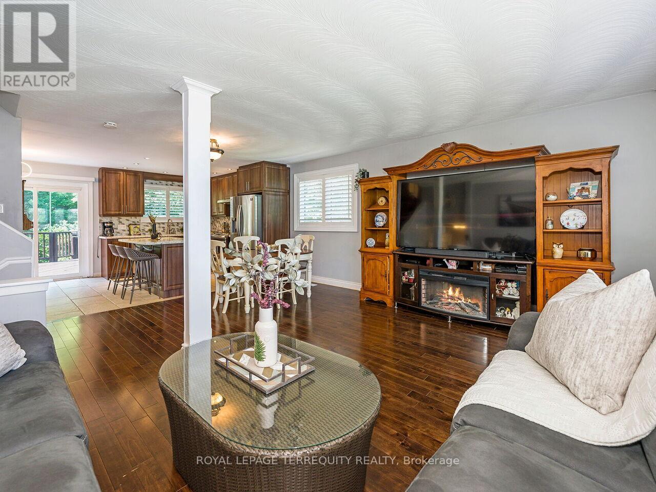 21 Pylon Place, Toronto (Elms-Old Rexdale), Ontario  M9W 2P3 - Photo 4 - W12350569