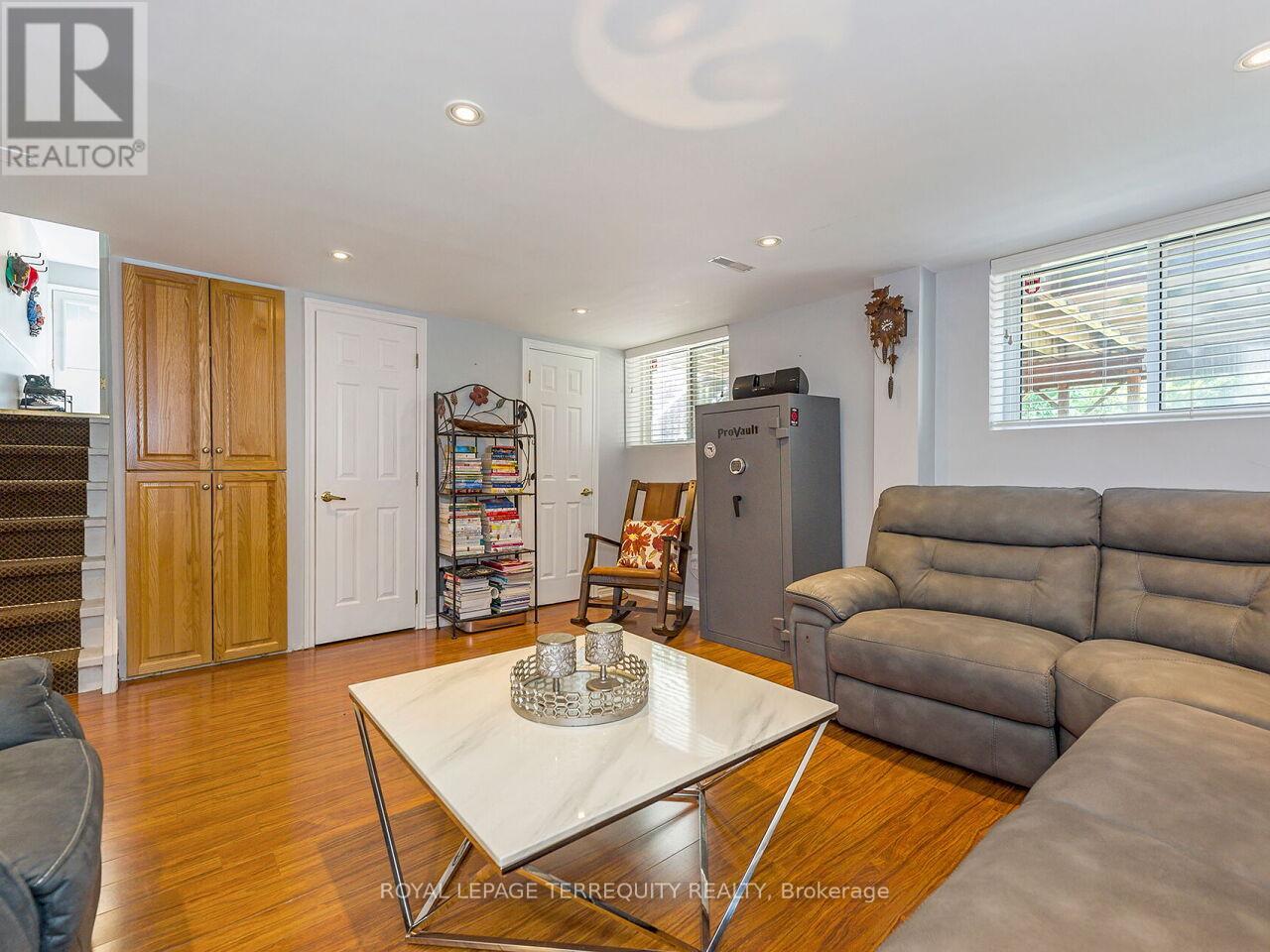 21 Pylon Place, Toronto (Elms-Old Rexdale), Ontario  M9W 2P3 - Photo 40 - W12350569