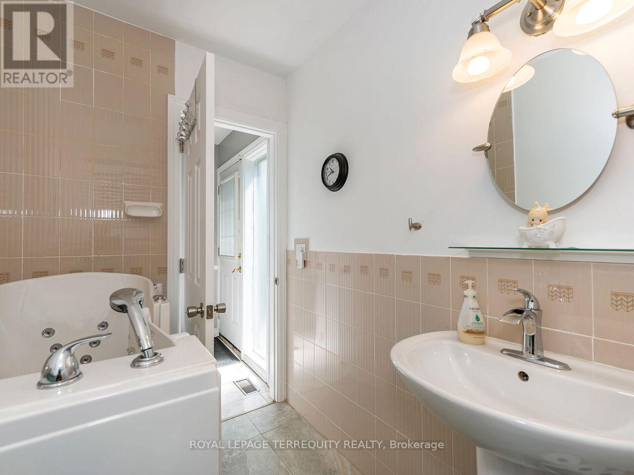 21 Pylon Place, Toronto (Elms-Old Rexdale), Ontario  M9W 2P3 - Photo 41 - W12350569