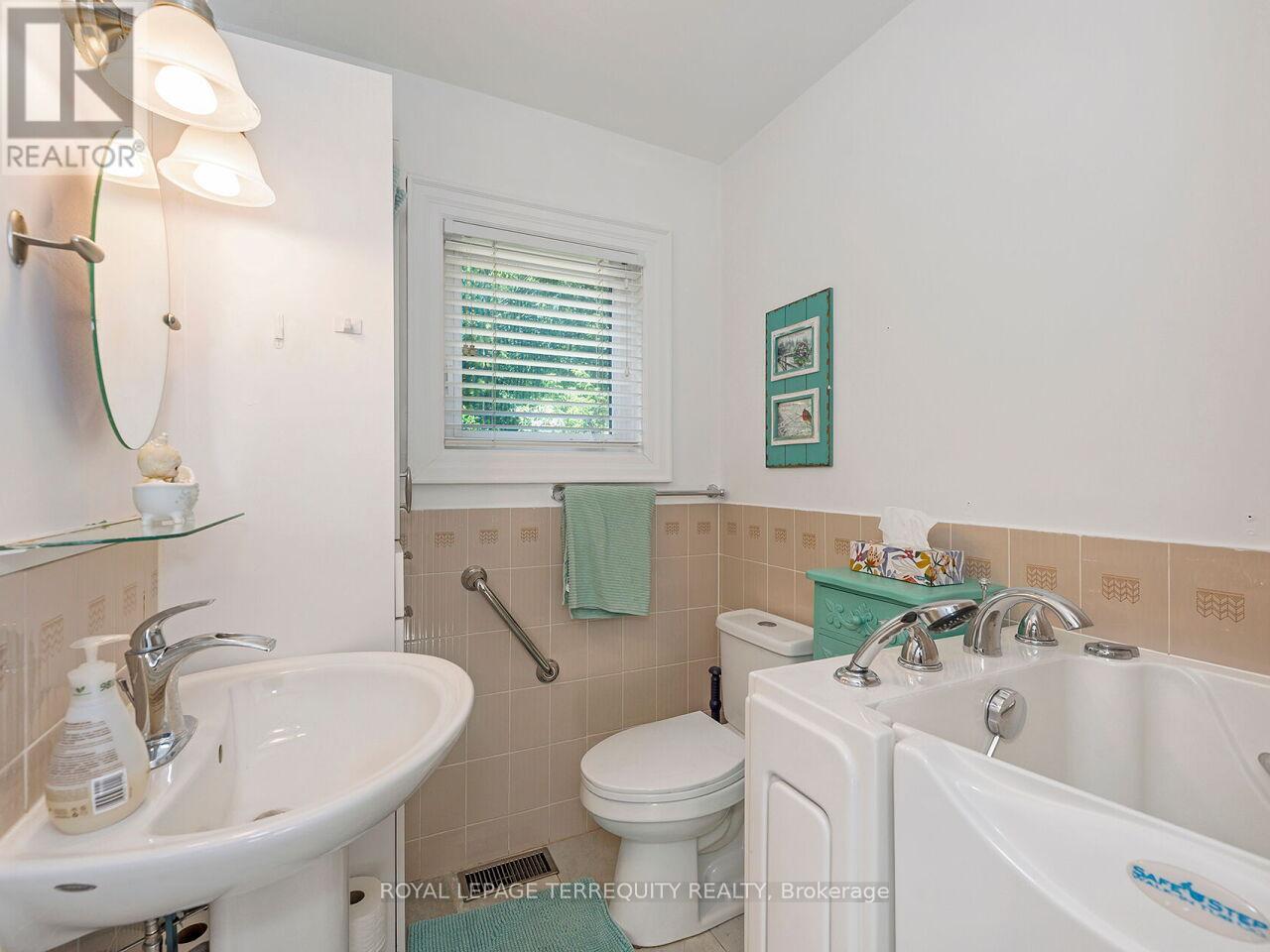 21 Pylon Place, Toronto (Elms-Old Rexdale), Ontario  M9W 2P3 - Photo 42 - W12350569