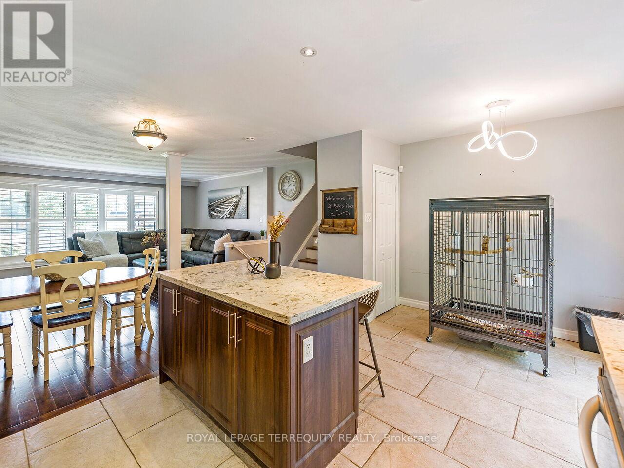 21 Pylon Place, Toronto (Elms-Old Rexdale), Ontario  M9W 2P3 - Photo 5 - W12350569