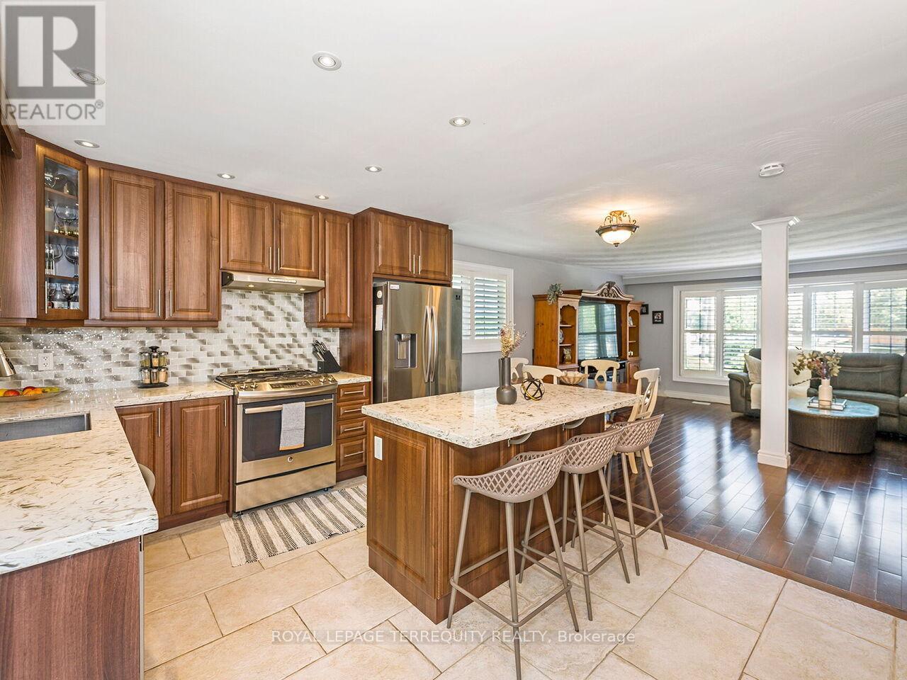 21 Pylon Place, Toronto (Elms-Old Rexdale), Ontario  M9W 2P3 - Photo 6 - W12350569