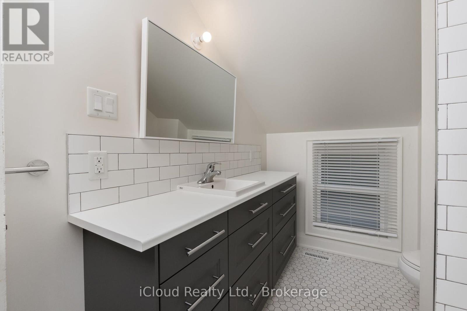 14 Young Street W, Waterloo, Ontario  N2L 2Y8 - Photo 38 - X12291064