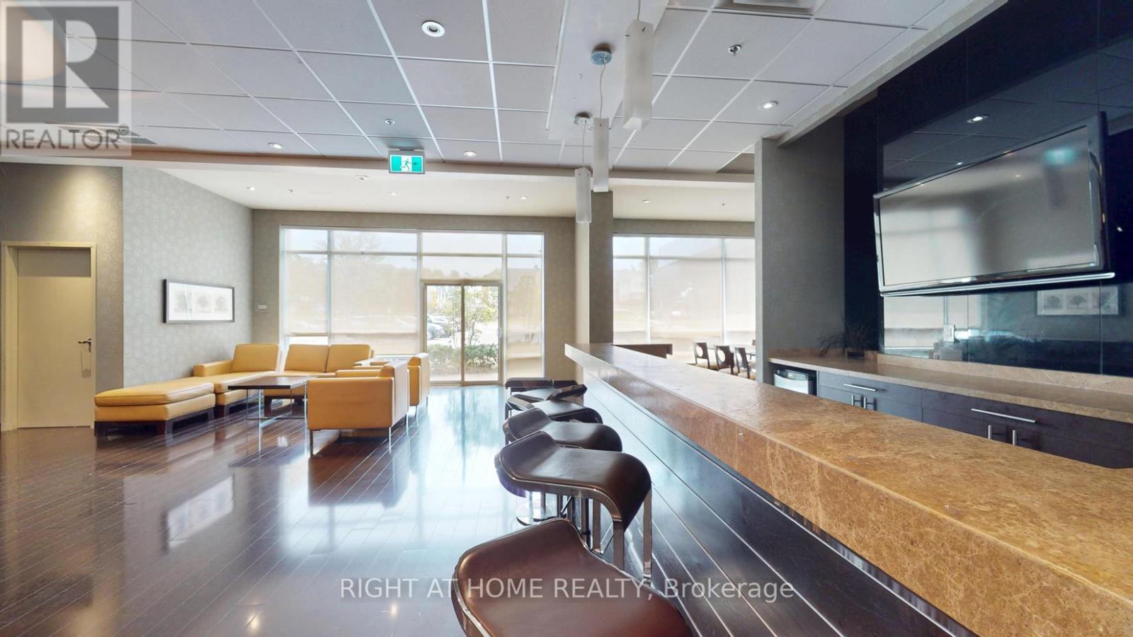 509 - 215 Queen Street E, Brampton (Queen Street Corridor), Ontario  L6W 0A9 - Photo 7 - W12350612