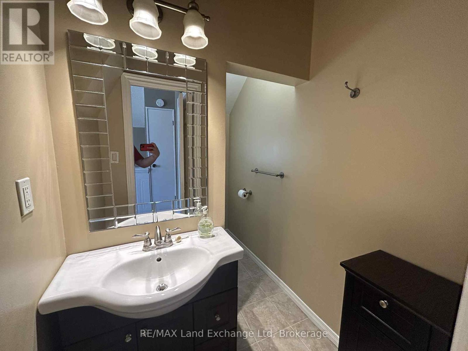 59 Albert Street E, North Huron, Ontario N0G 2W0 - Photo 9 - X12350781