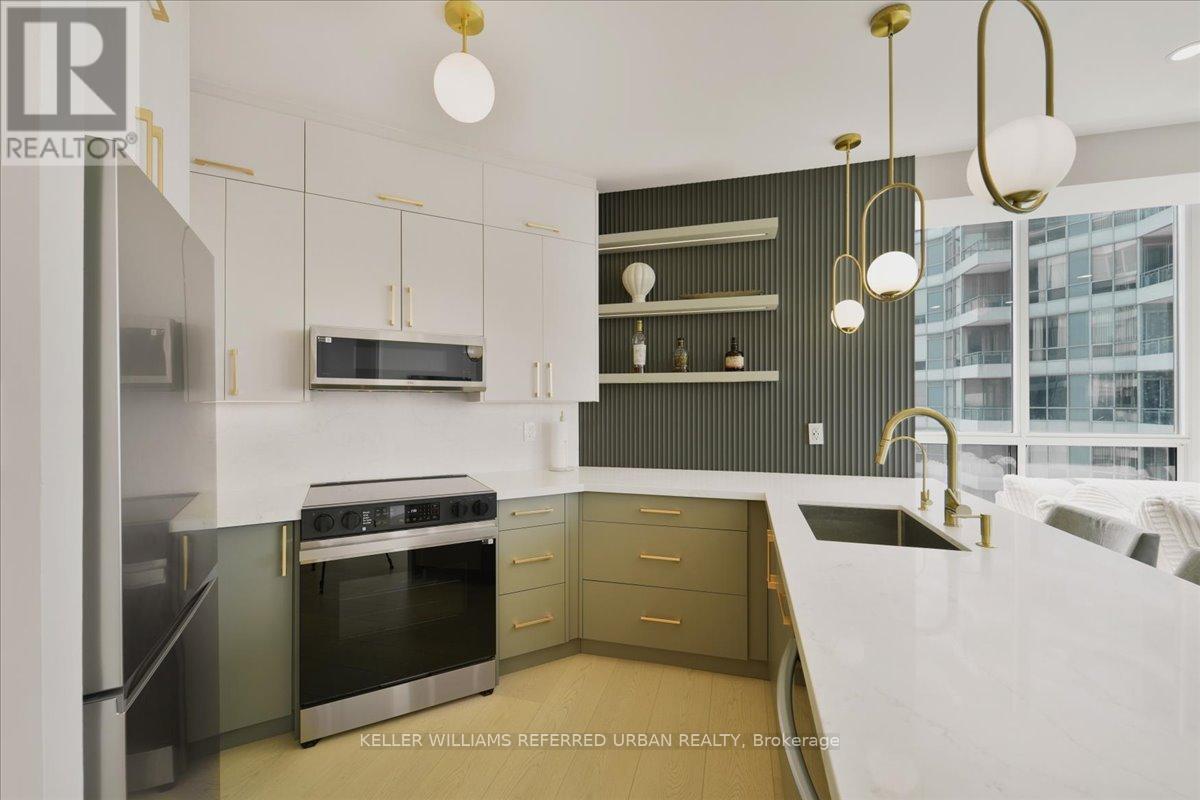 2011 - 228 Queens Quay W, Toronto, Ontario  M5J 2X1 - Photo 15 - C12350650