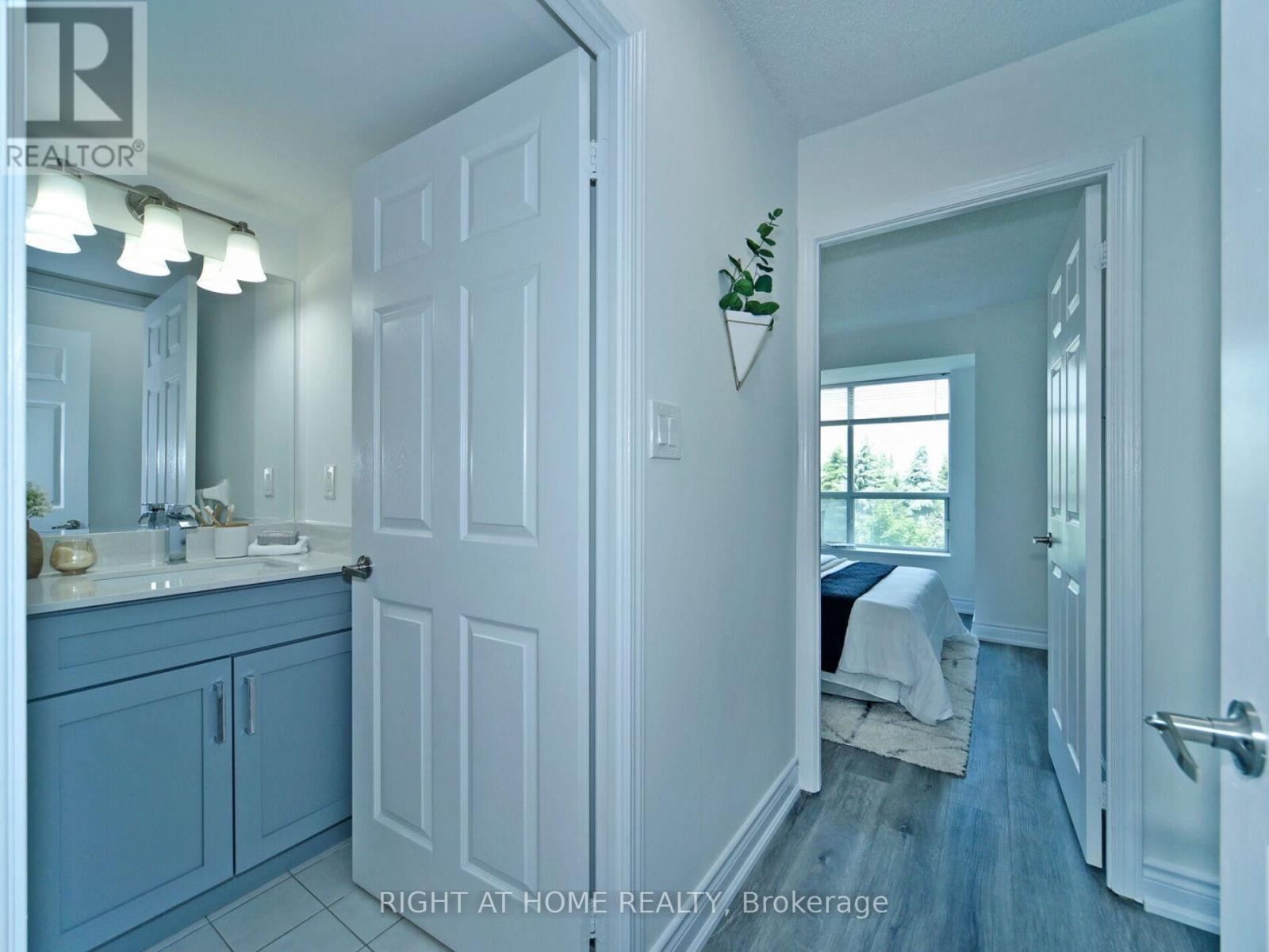 501 - 51 Baffin Court, Richmond Hill, Ontario  L4B 4P6 - Photo 11 - N12350702