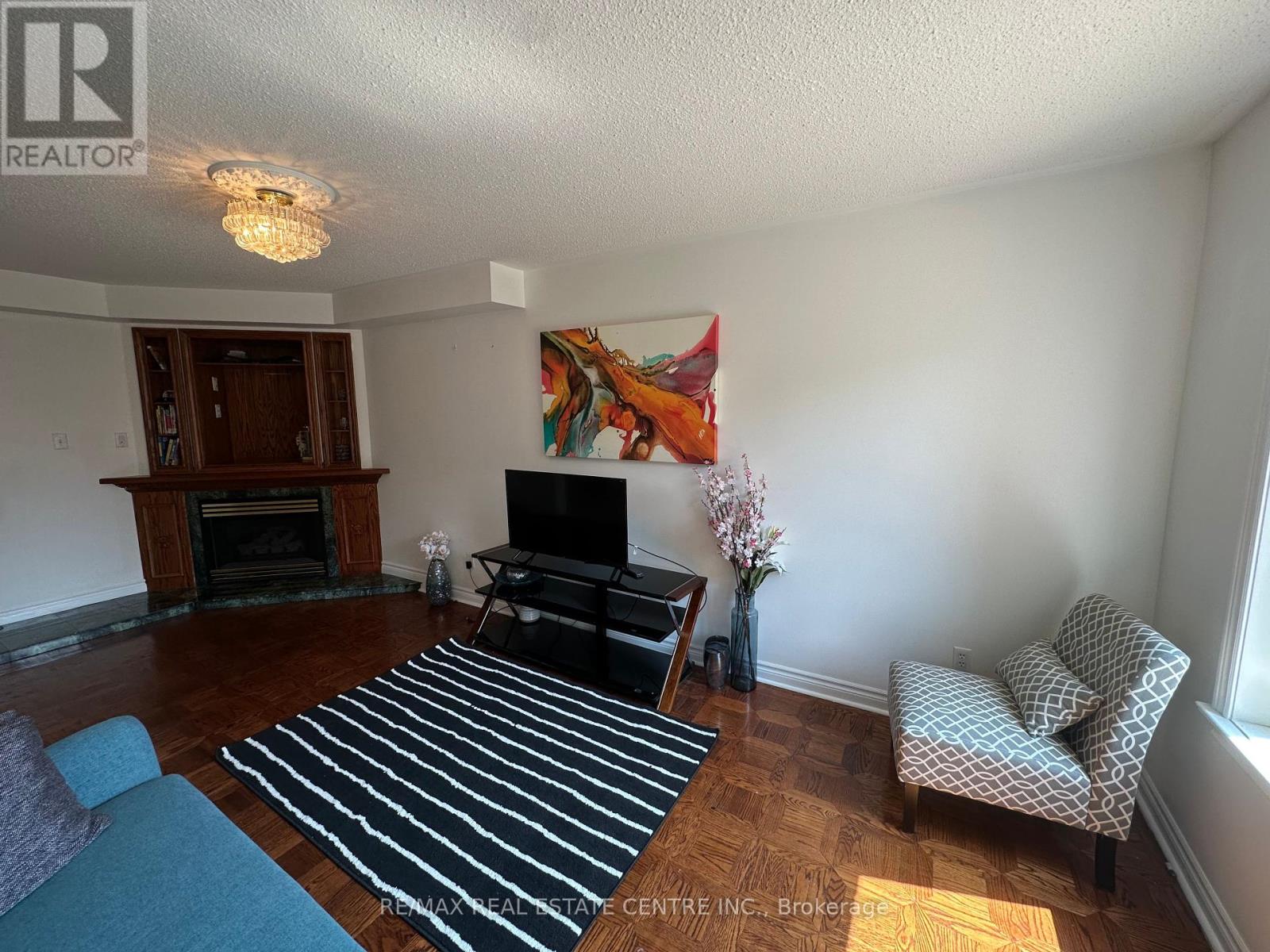 5080 Fallingbrook Drive, Mississauga, Ontario  L5V 1S7 - Photo 10 - W12350696