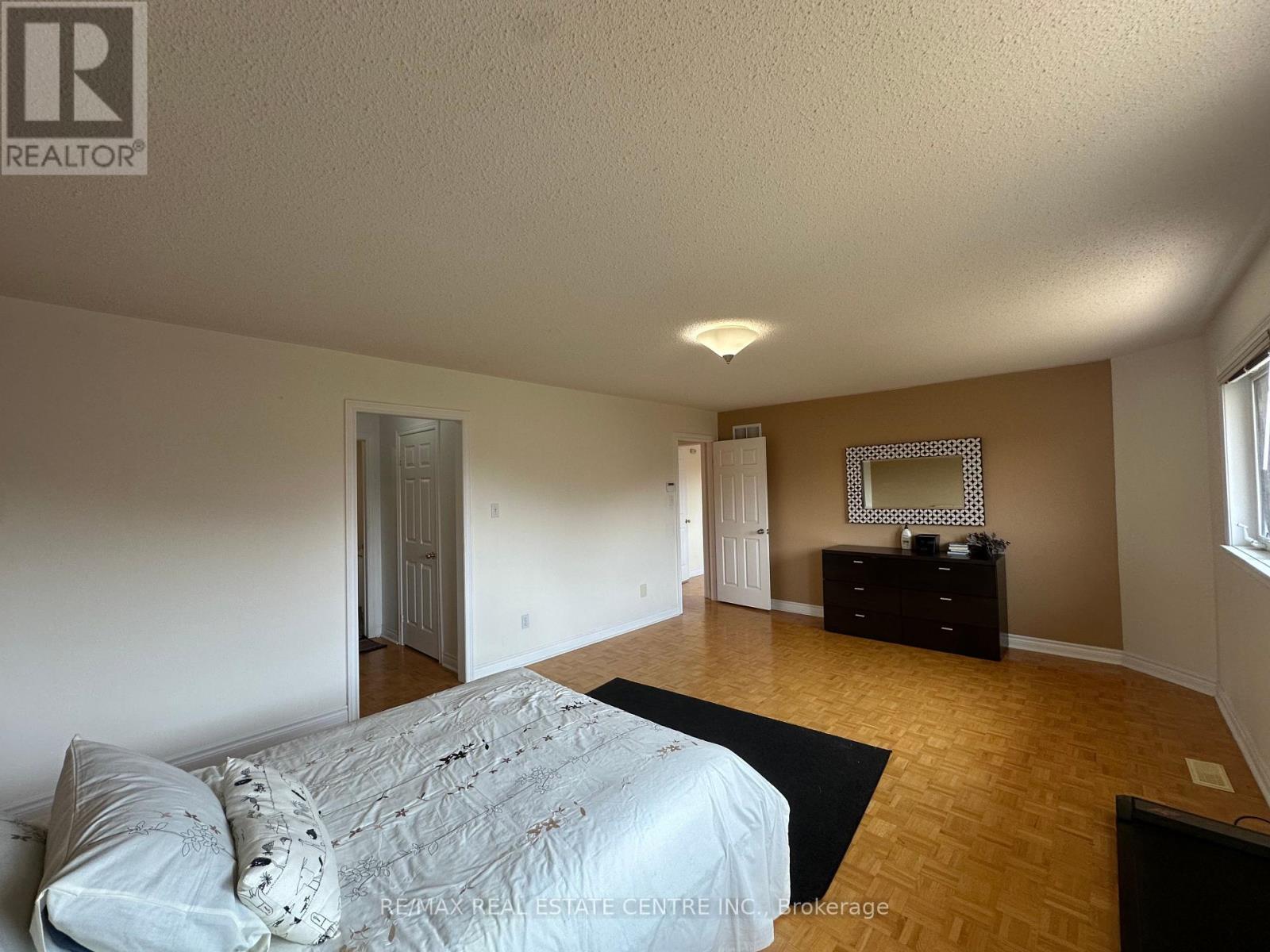 5080 Fallingbrook Drive, Mississauga, Ontario  L5V 1S7 - Photo 13 - W12350696
