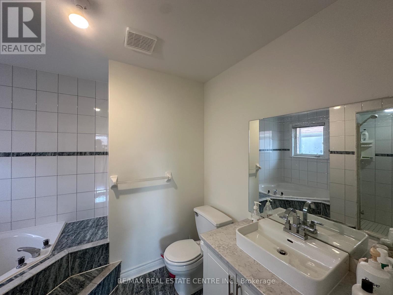 5080 Fallingbrook Drive, Mississauga, Ontario  L5V 1S7 - Photo 15 - W12350696