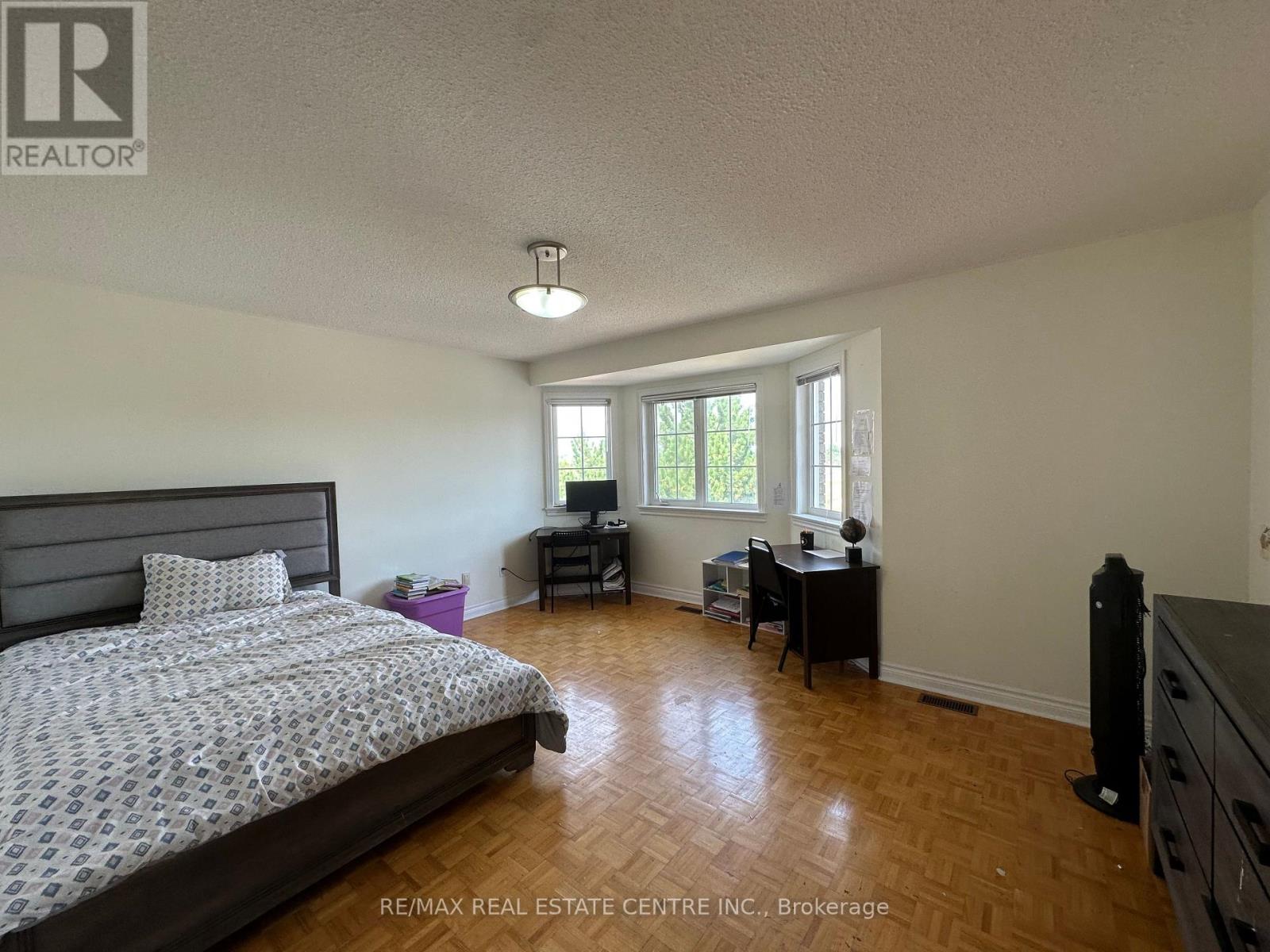 5080 Fallingbrook Drive, Mississauga, Ontario  L5V 1S7 - Photo 16 - W12350696