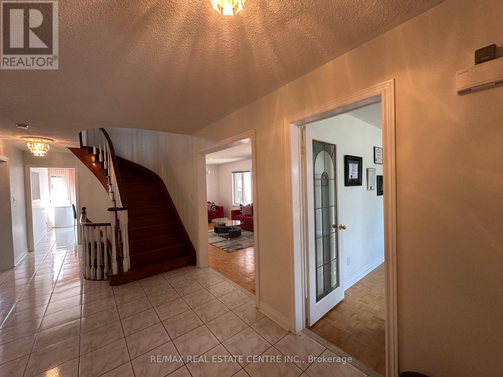 5080 Fallingbrook Drive, Mississauga, Ontario  L5V 1S7 - Photo 2 - W12350696