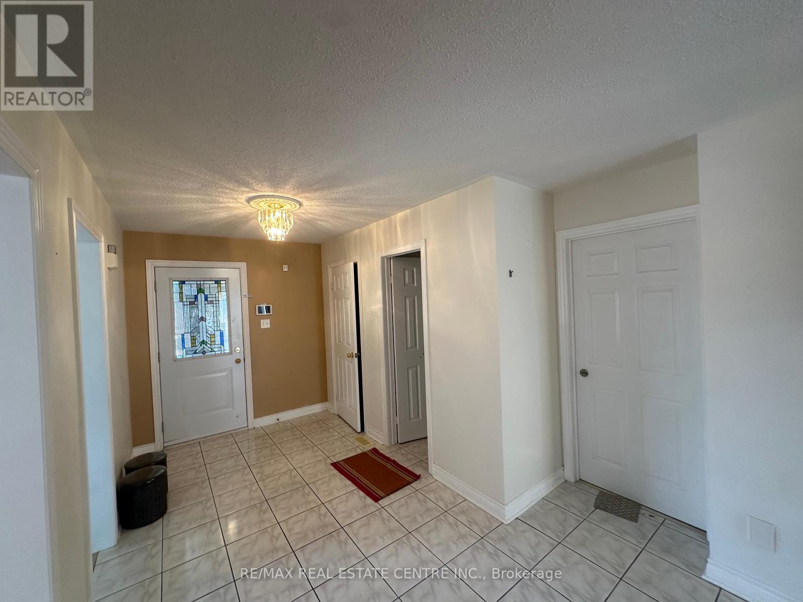 5080 Fallingbrook Drive, Mississauga, Ontario  L5V 1S7 - Photo 3 - W12350696