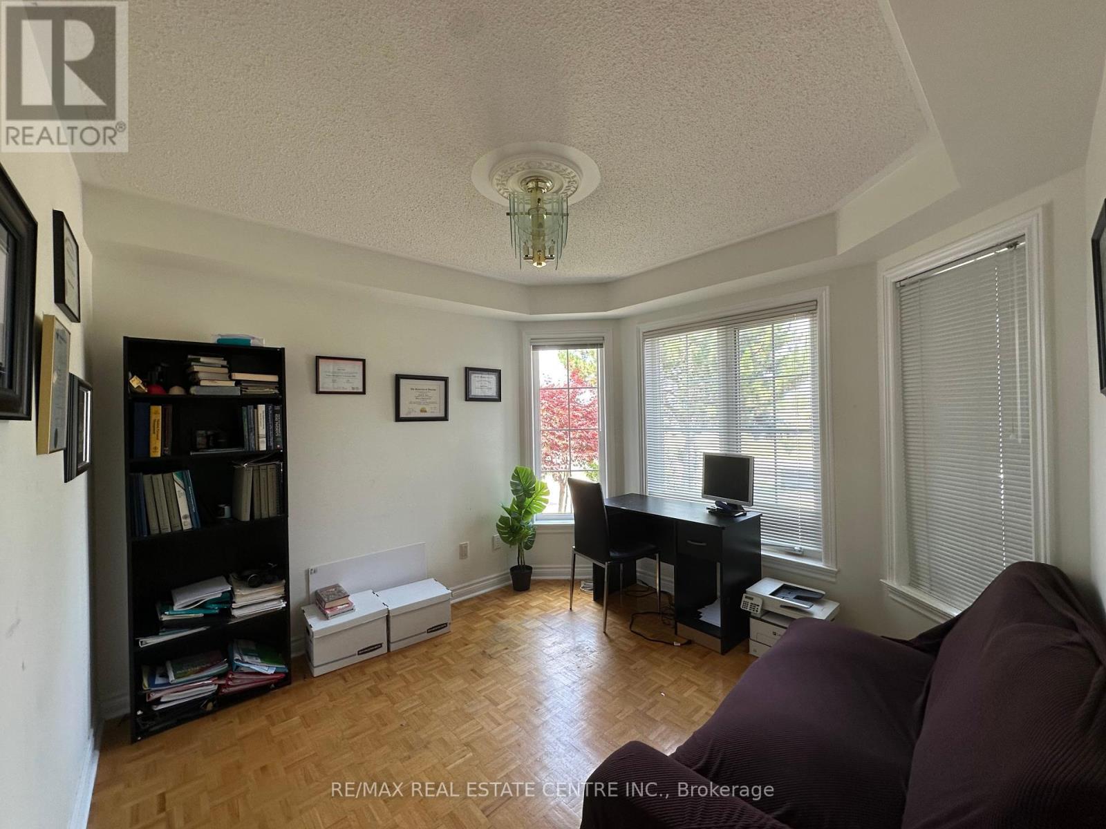 5080 Fallingbrook Drive, Mississauga, Ontario  L5V 1S7 - Photo 4 - W12350696