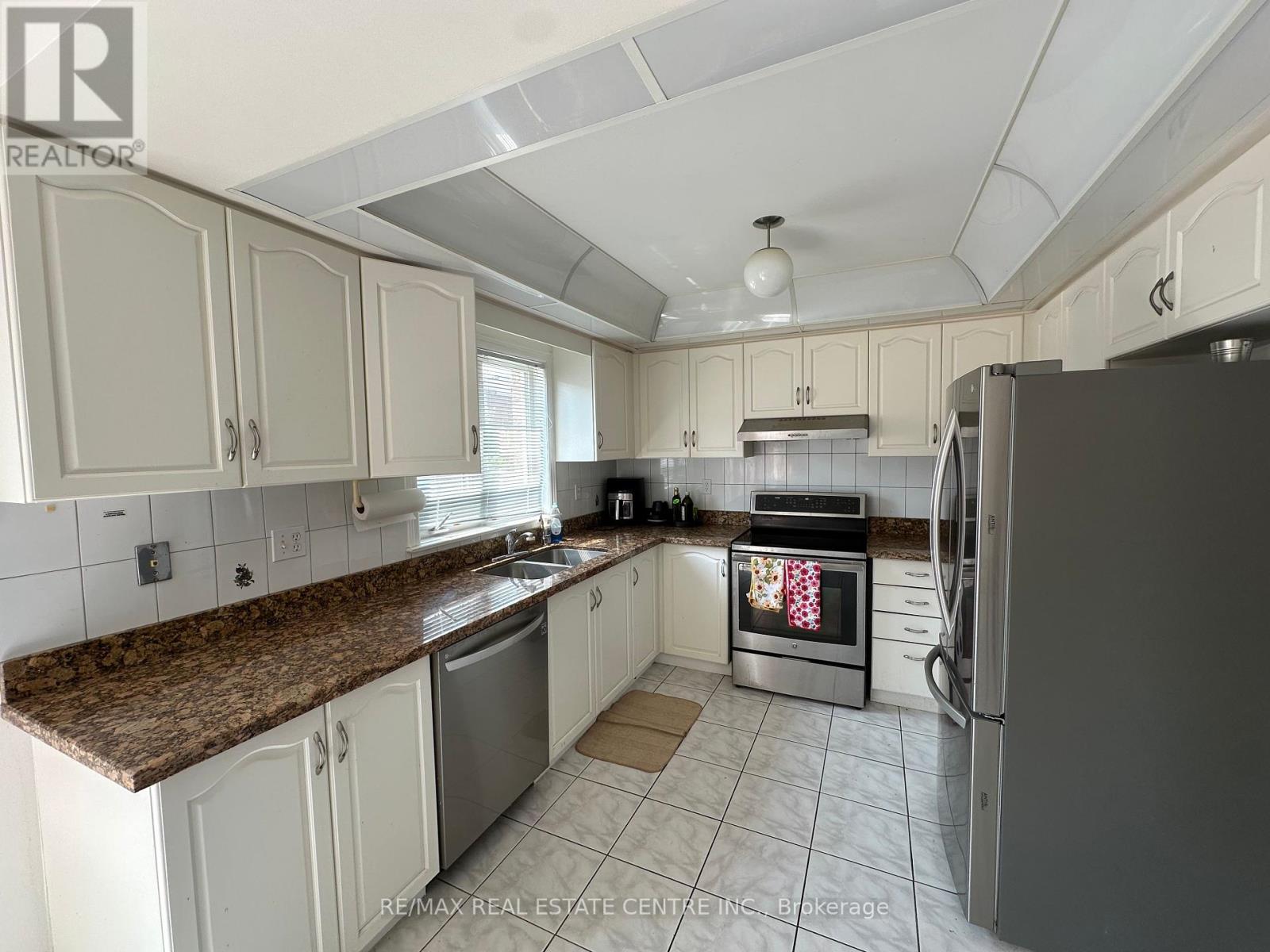 5080 Fallingbrook Drive, Mississauga, Ontario  L5V 1S7 - Photo 7 - W12350696